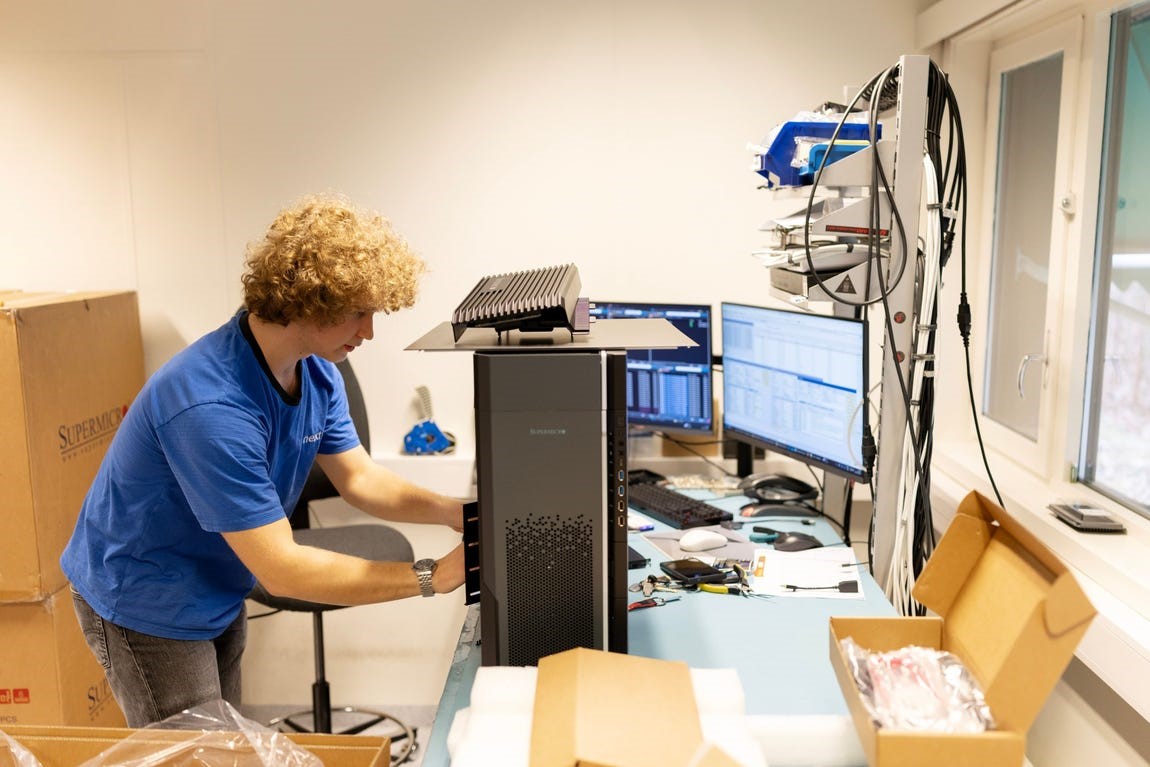 Noa Røsaker is assembling a customer server at Nextron